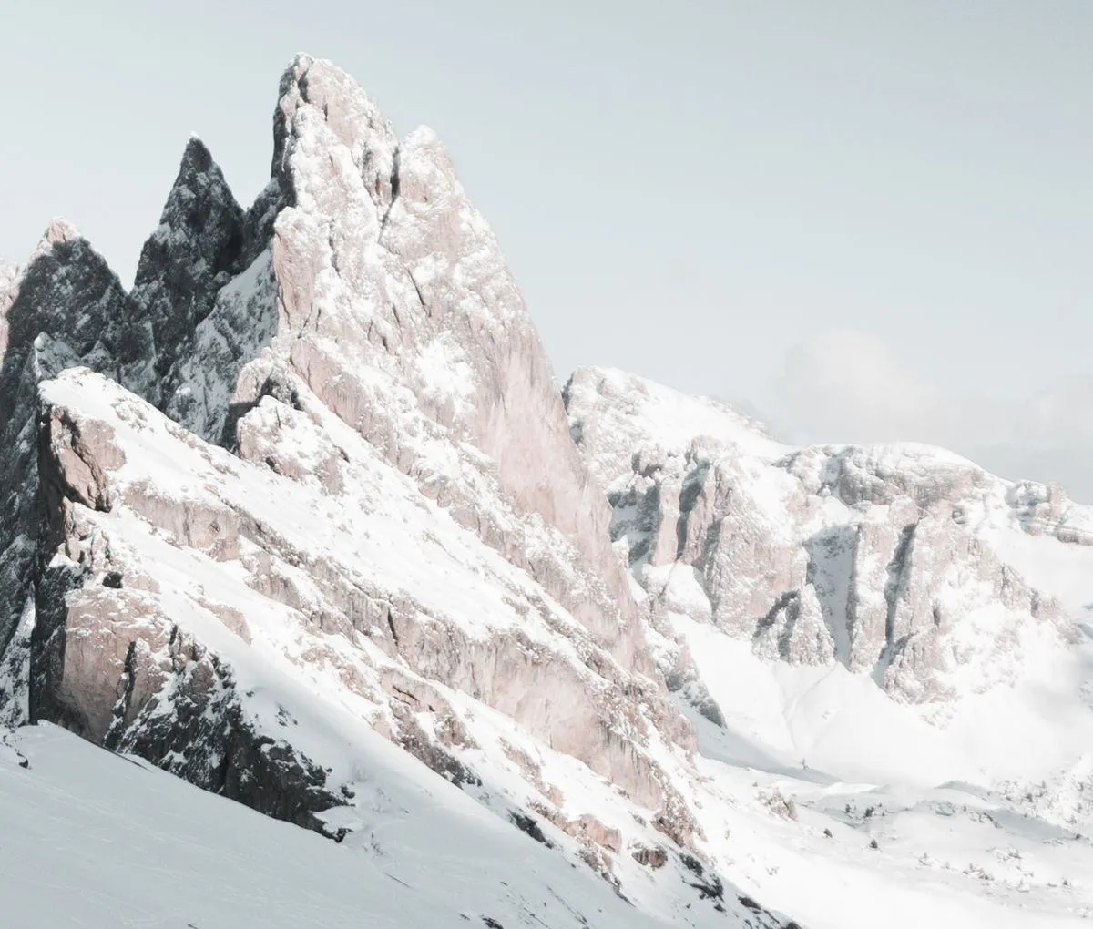 Verschneite Berggipfel unter hellem Himmel